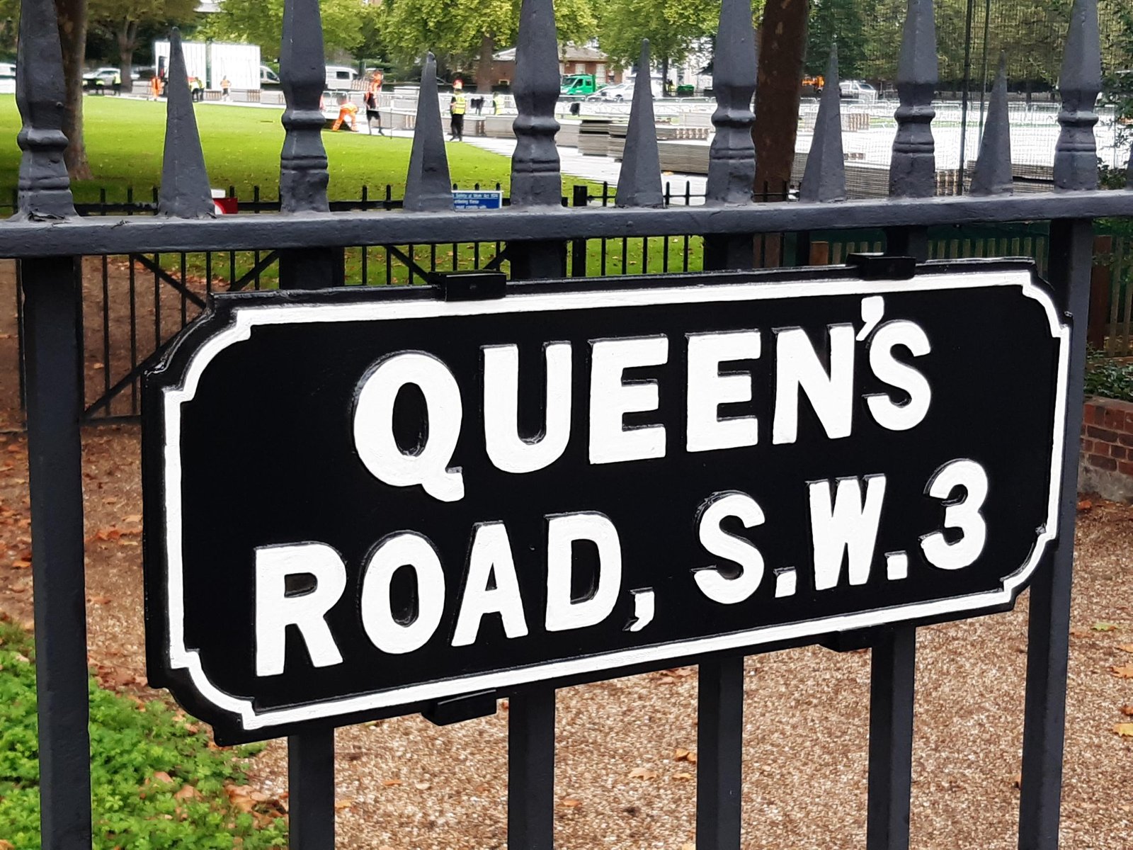 QUEENS ROAD SIGN UNVEILED IN MEMORY OF HER MAJESTY THE QUEEN