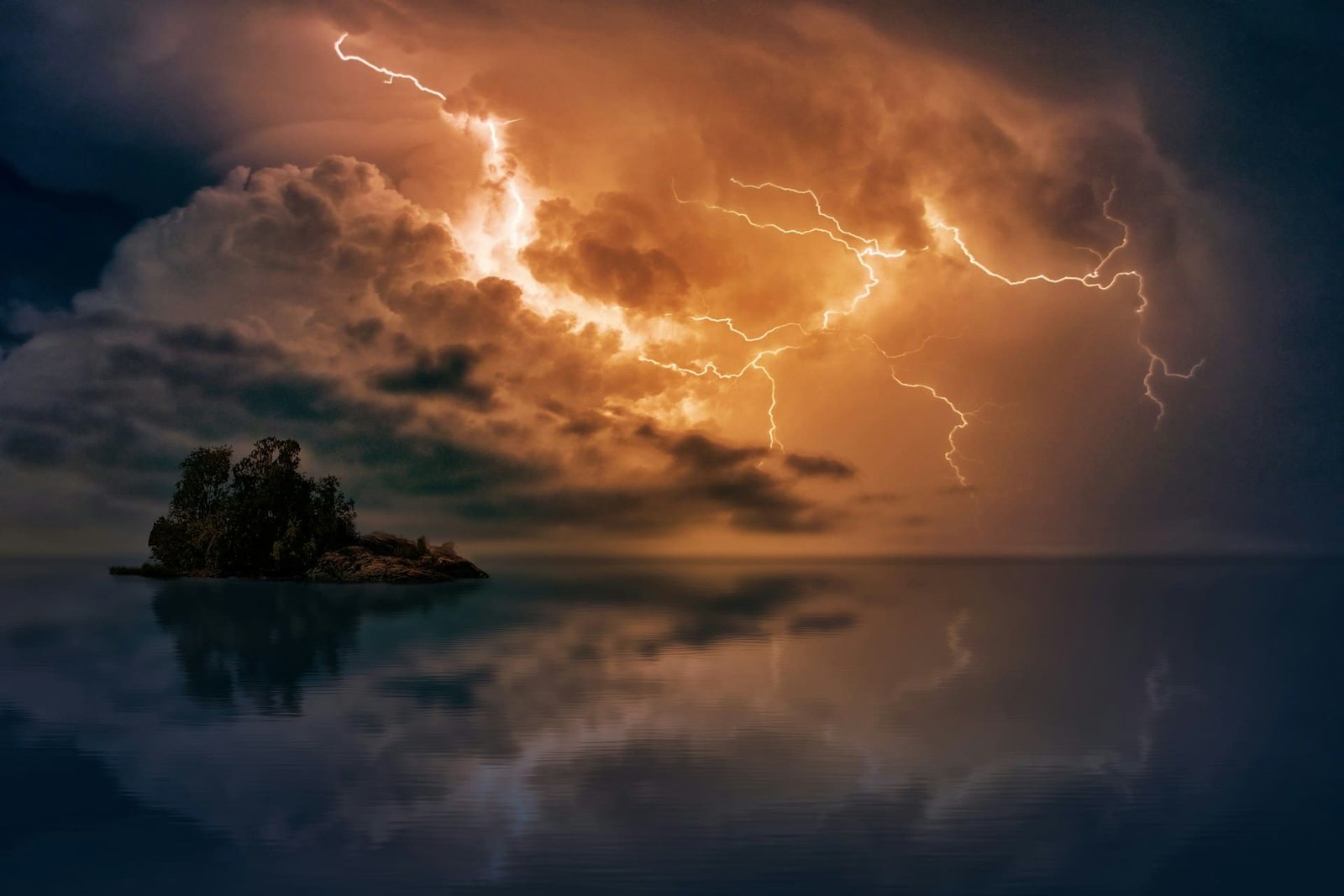 Thunderstorm warnings throughout Ireland