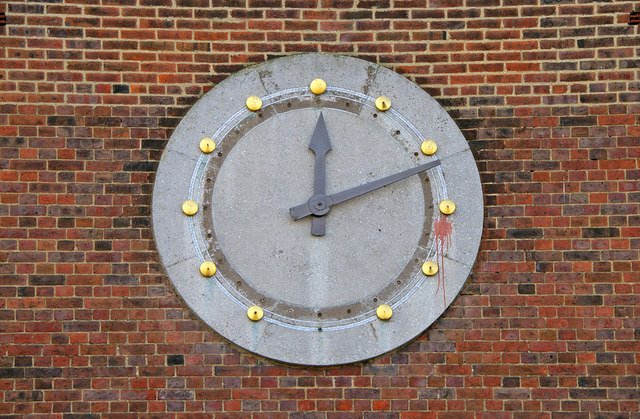 Clock, Station Parade, Southgate, London N14 geograph.org.uk 1530894