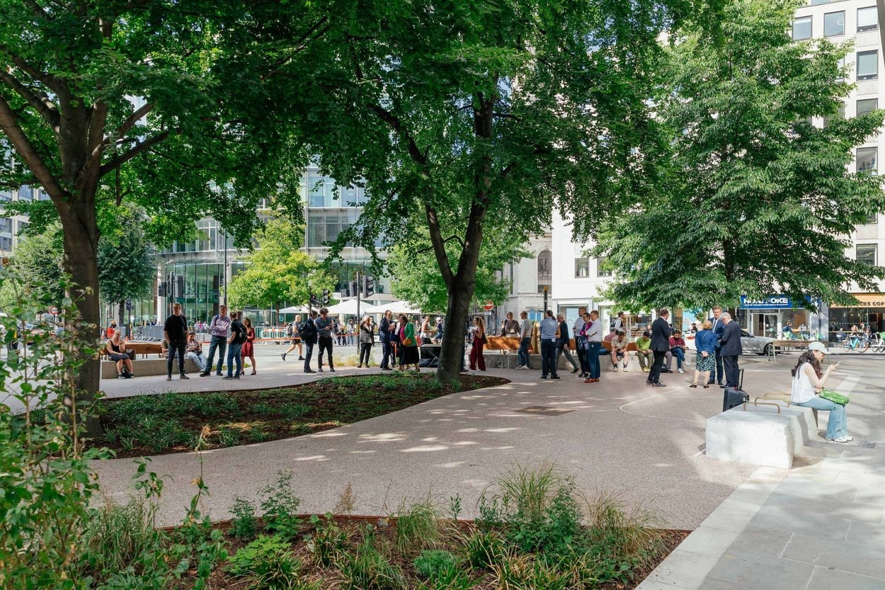 New public garden opens at junction of Cheapside and New Change