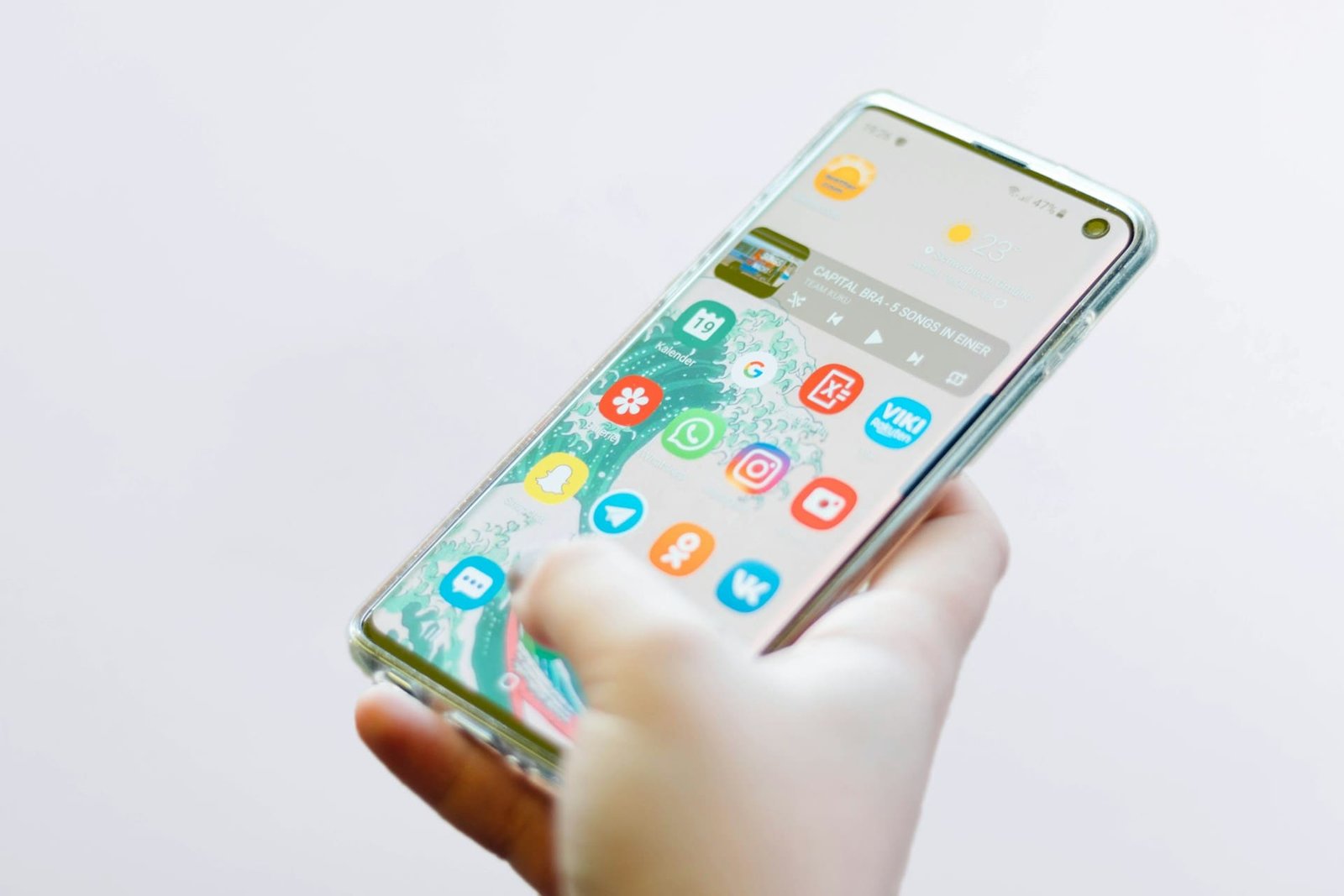 Starmer opposes ‘simply banning’ phones for under-16s