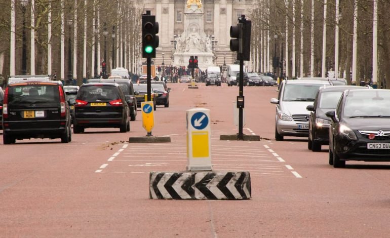 Traffic near Buckingham Palace with nearby EV charging points in Westminster, London.