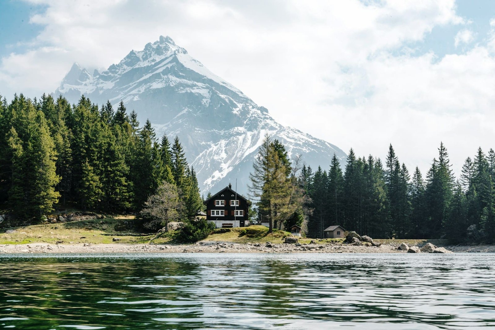 Swiss population hits 9 million for the first time