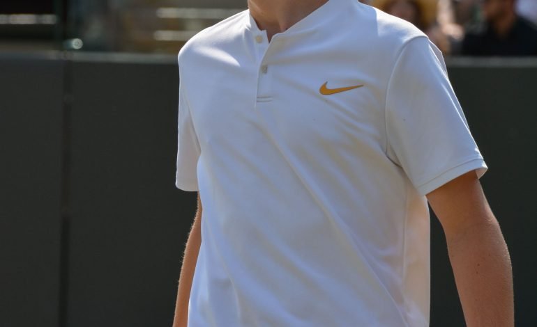 Jack Draper vomits on court during US Open semi final, struggling against Jannik Sinner.