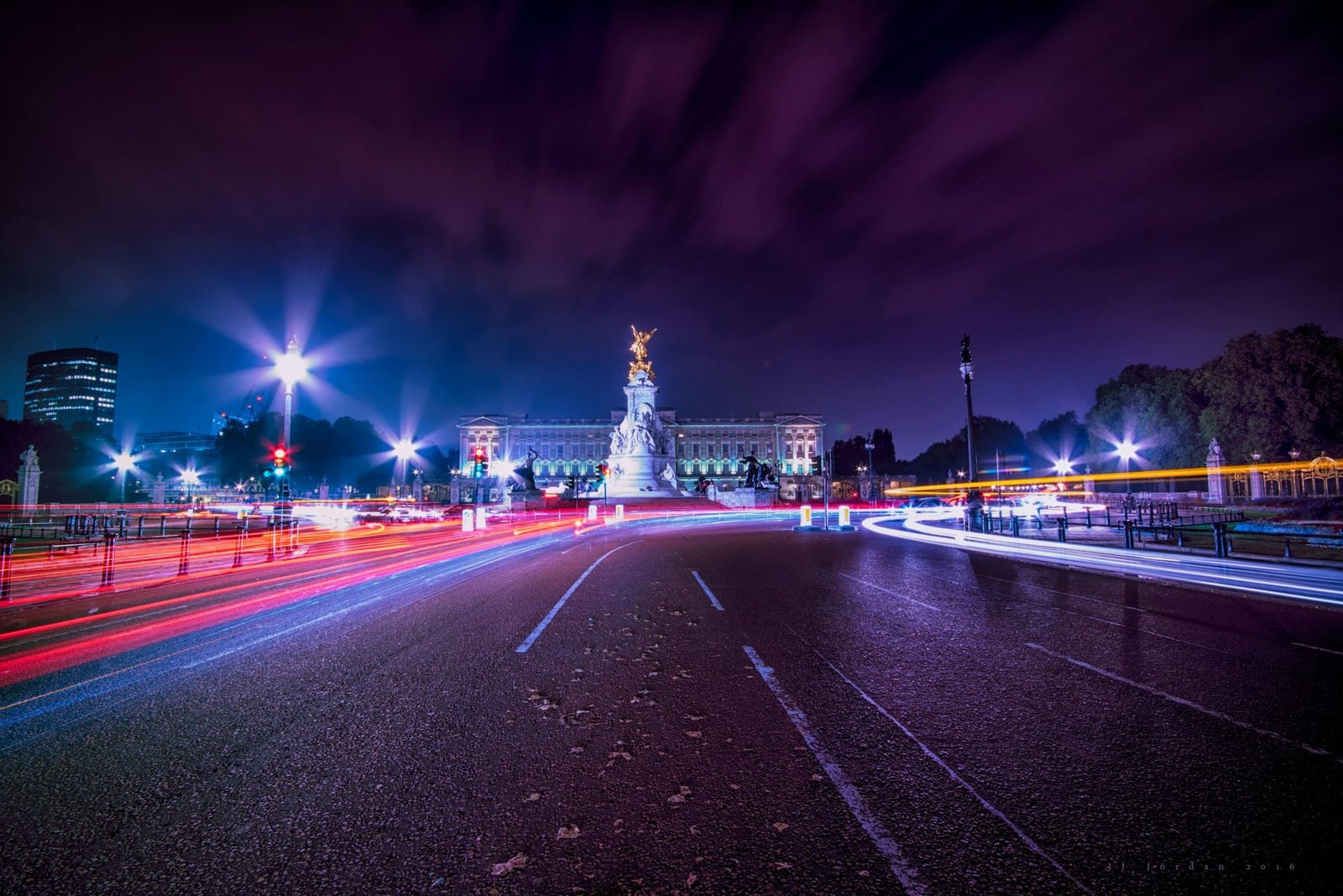 Camera catches drivers doing tricks on Pall Mall