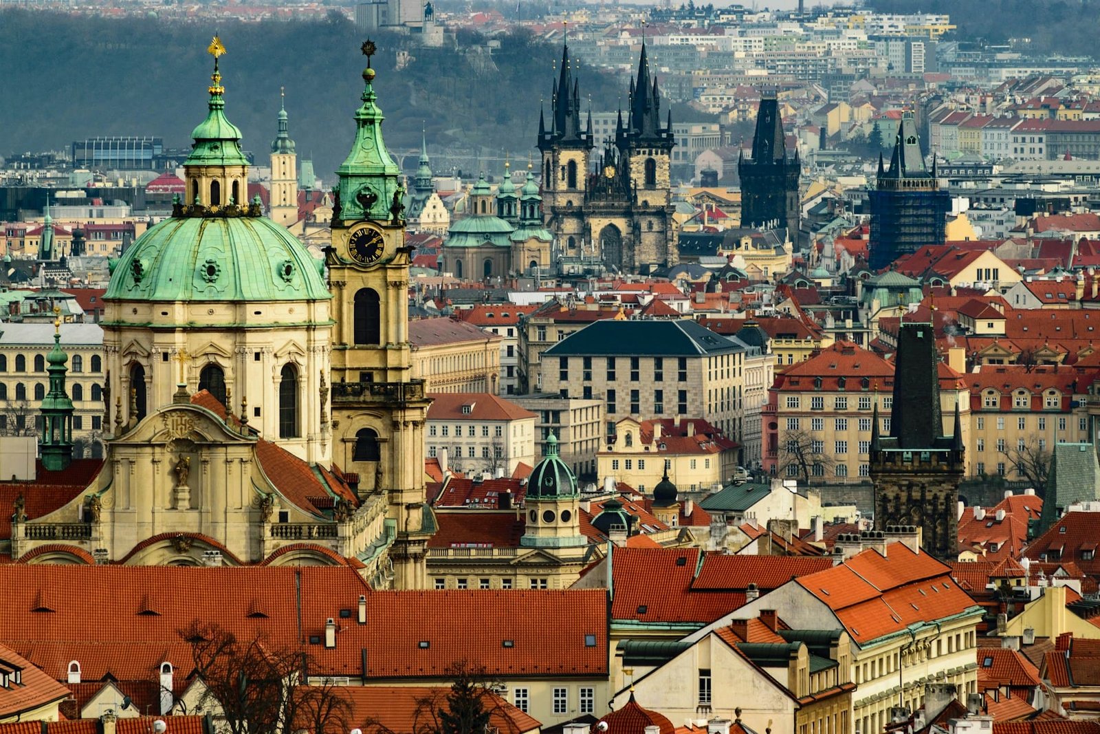 Prague to ban night-time pub crawls