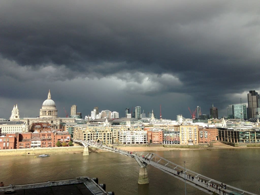 London Faces Stormy Start to 2025 with 50mph Gusts