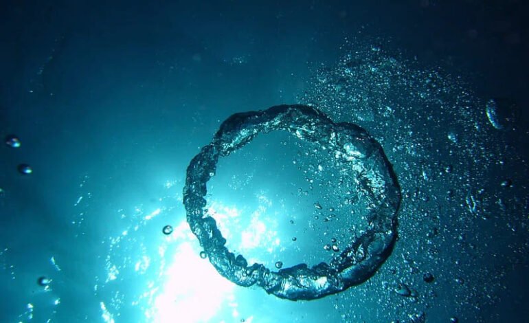 Metal nodules producing oxygen in deep ocean environments