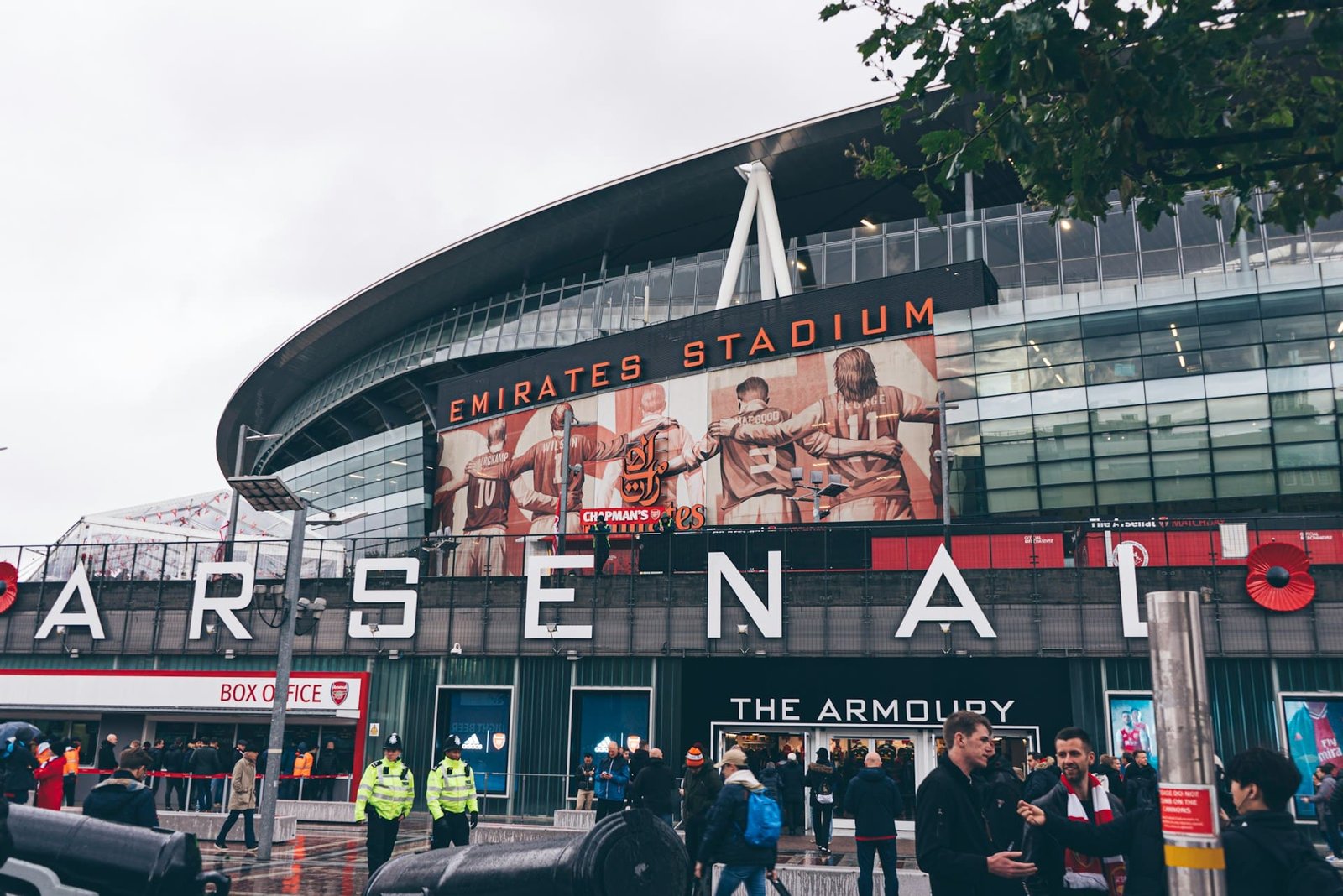 Arsenal reach second after away win over Brentford