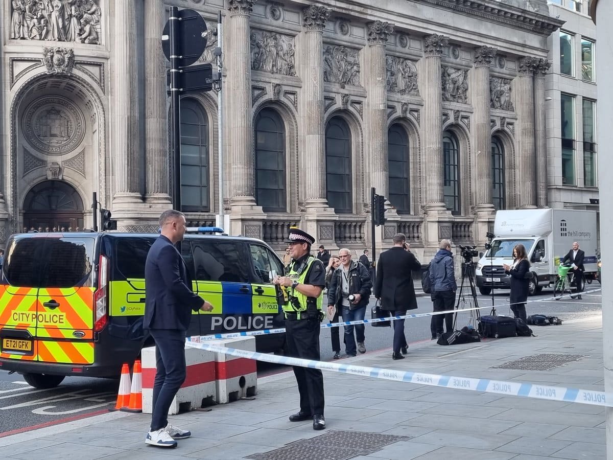Heartfelt Reunion: London Man Meets Officers Who Saved His Life in the Square Mile