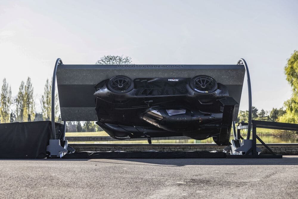 Spéirling drives upside down while stationary