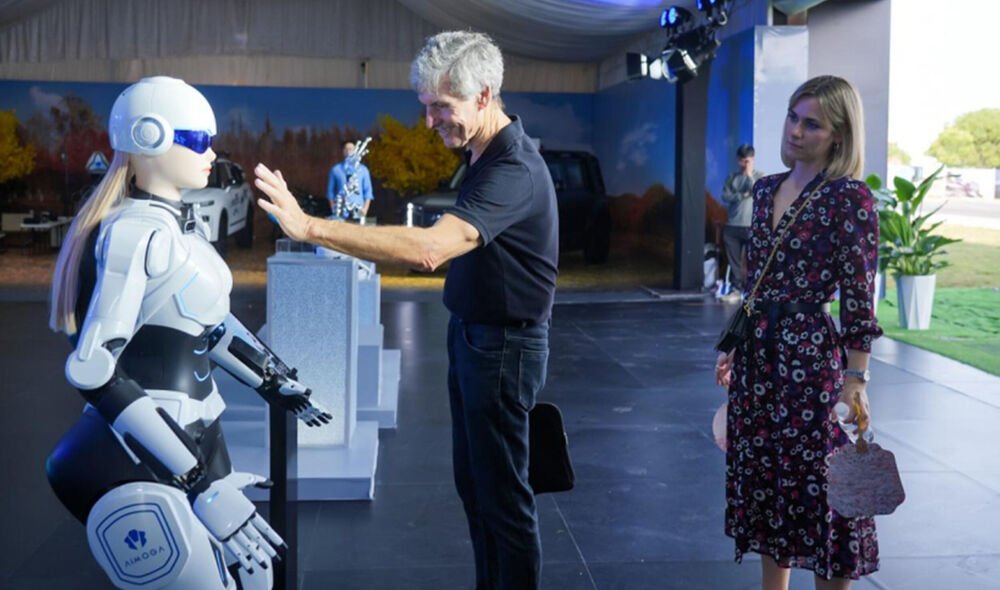 Mornine debuts AI Assistant in future car dealer