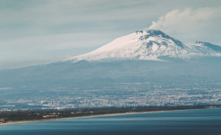 smoke coming out of mout etna