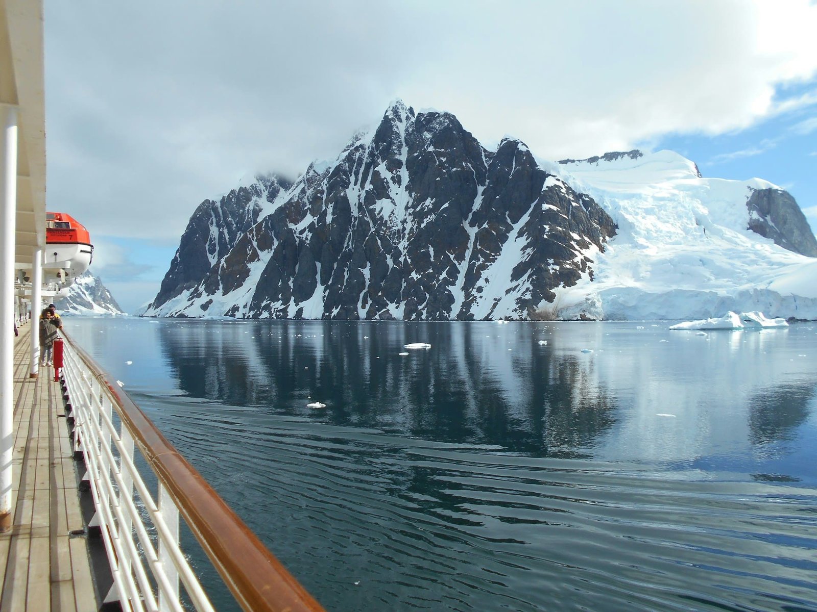 Antarctic Treaty under threat as Russia scientists find oil reserves