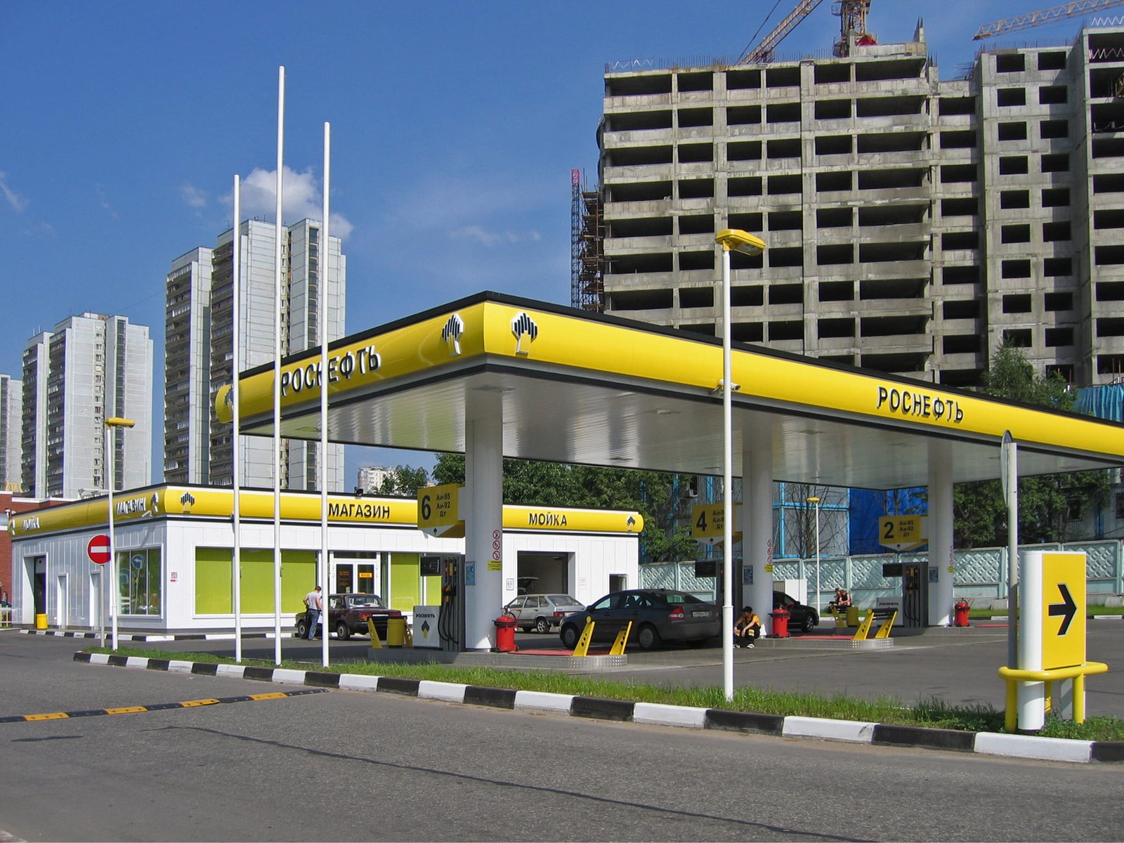 Russia petrol shortages at a Rosneft petrol station in Moscow
