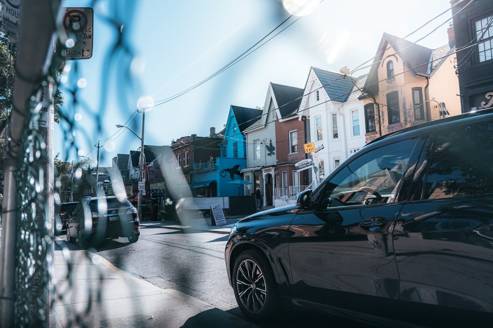 street photo in kensington and chelsea with a black suv