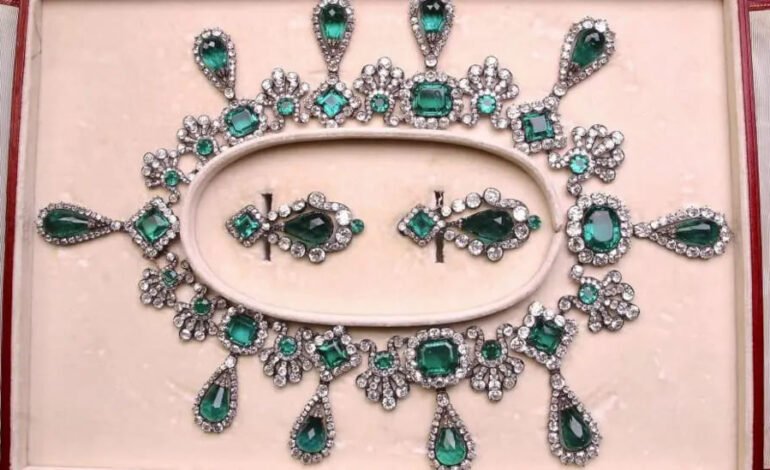Emerald and diamond royal jewellery set stolen in Louvre jewel heist, displayed in protective case — Photo © Musée du Louvre