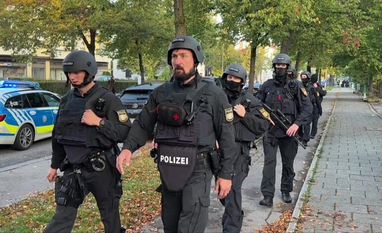 Oktoberfest bomb threat Munich police in tactical gear secure Theresienwiese area