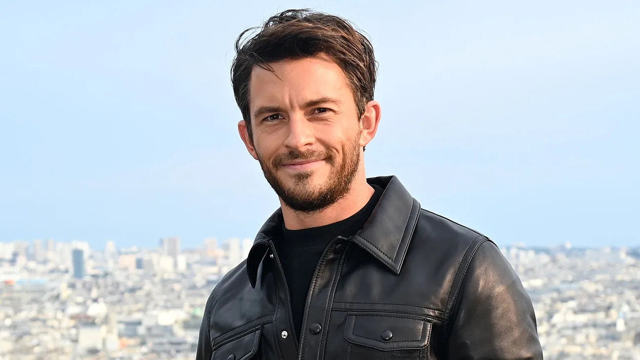 Jonathan Bailey Delights Fans with Surprise Appearance in Sydney