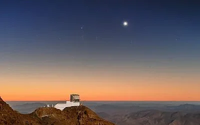 Interstellar comet 3I ATLAS discussed as astronomers observe the night sky from a mountain observatory (1)
