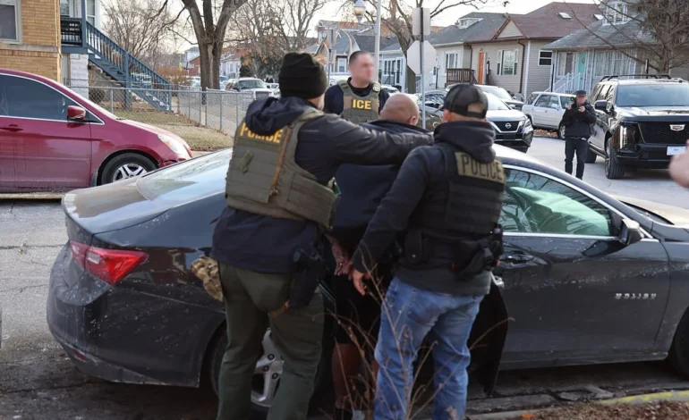ice officers making an arrest (1)