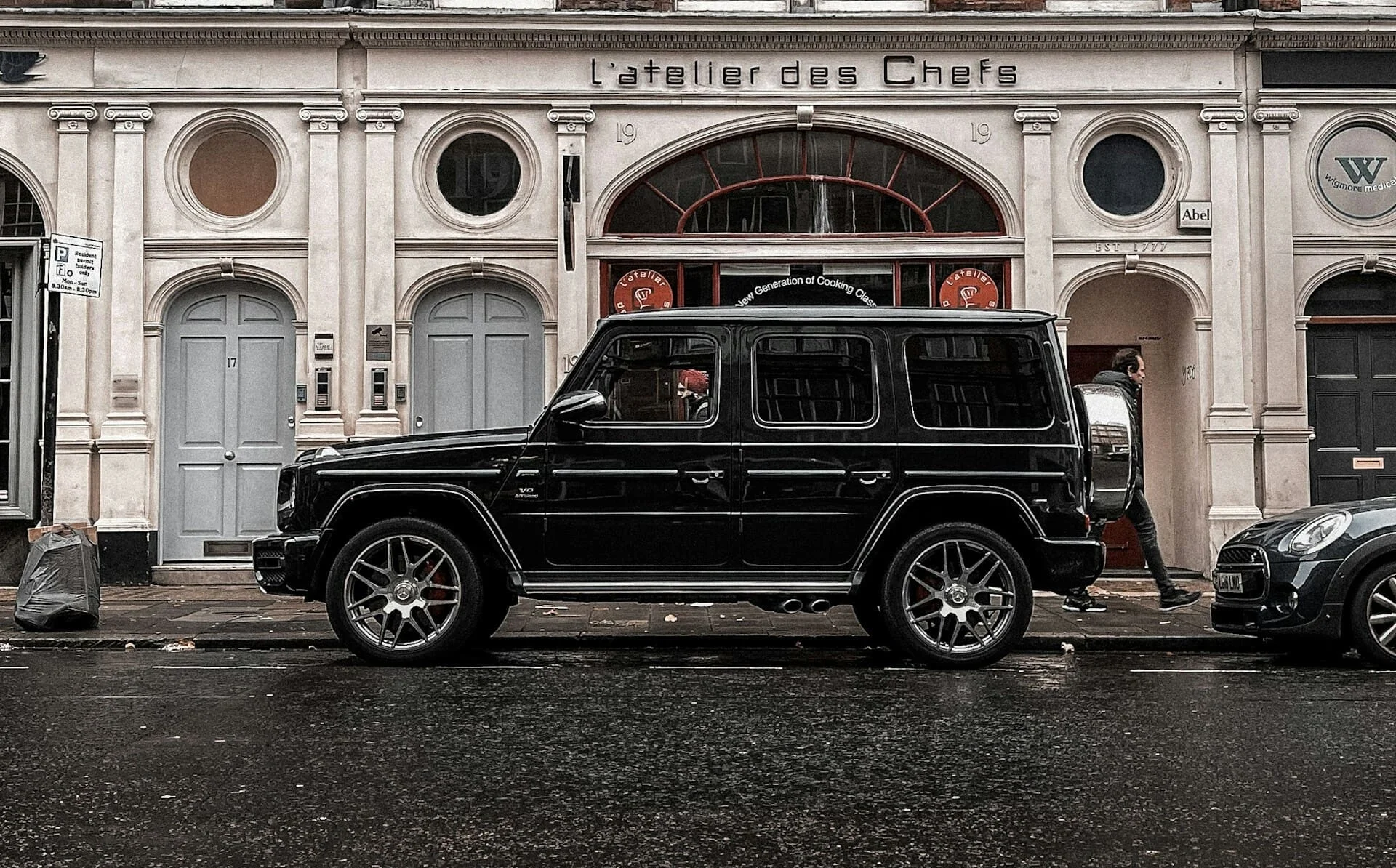 webp image an suv a mercedes g wagon in london