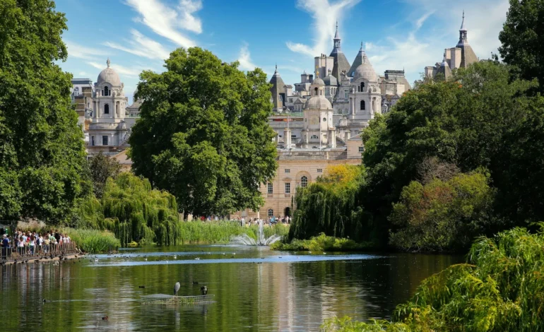 London parks issue heatwave safety warning as wildfire and open water risks increase