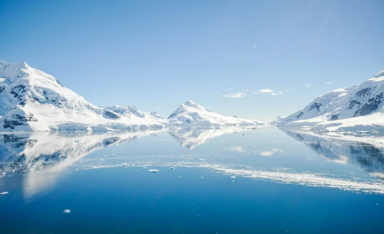 Tropical ocean warming helped Antarctica gain 695 billion tonnes of ice
